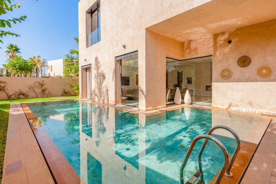 Day, Swimming pool