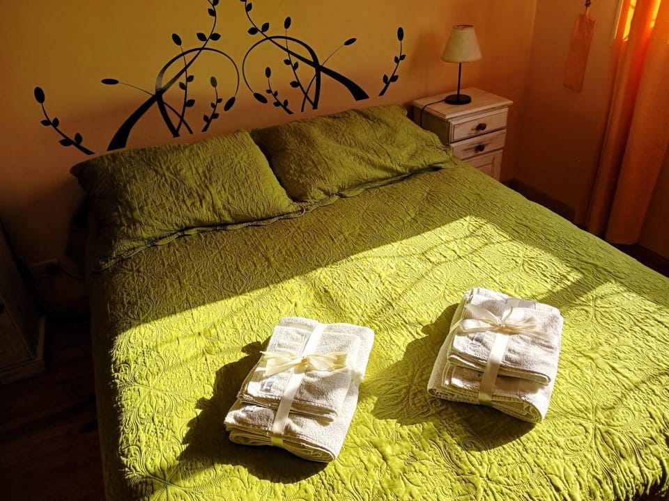 Bed, Bedroom, towels
