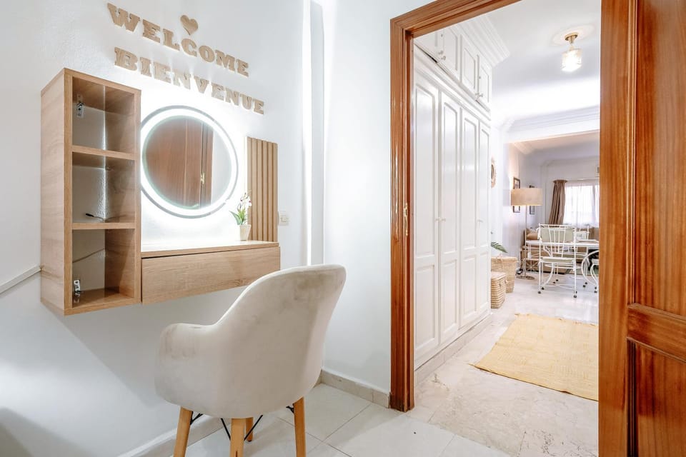Seating area, Bedroom, wardrobe