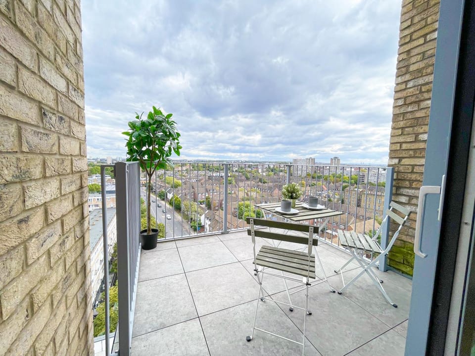 Property building, Day, View (from property/room), Balcony/Terrace, Seating area, Dining area