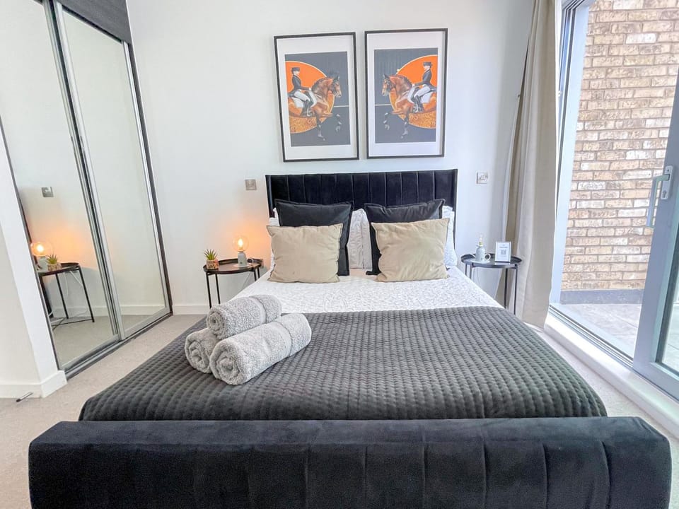 Bed, Bathroom, Balcony/Terrace, Photo of the whole room, Decorative detail, Seating area, Bedroom, flat iron, hair dryier, heating, towels, wardrobe