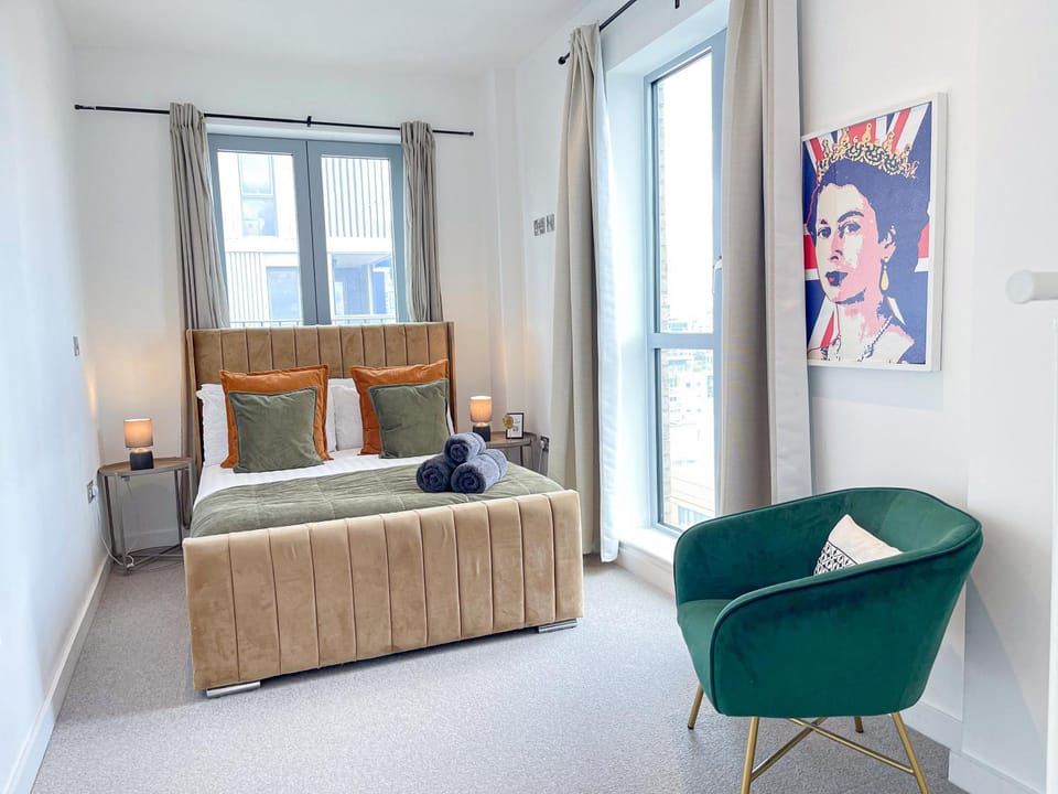 Bed, View (from property/room), Decorative detail, Seating area, Bedroom, heating, towels