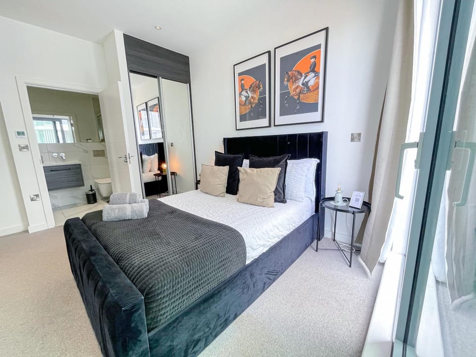 Bed, Bathroom, Balcony/Terrace, Photo of the whole room, Decorative detail, Seating area, Bedroom, flat iron, hair dryier, heating, wardrobe