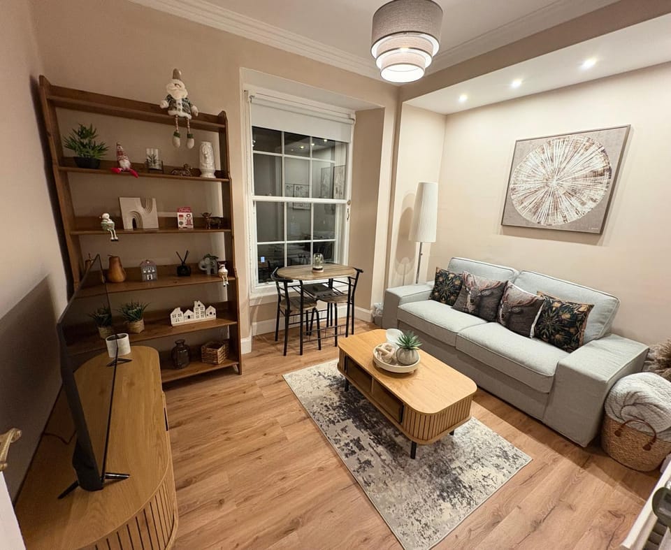 Communal lounge/ TV room, Living room, Seating area, Dining area, Landmark view
