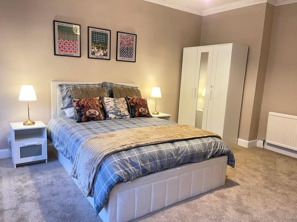 Bed, Photo of the whole room, Bedroom, heating, wardrobe