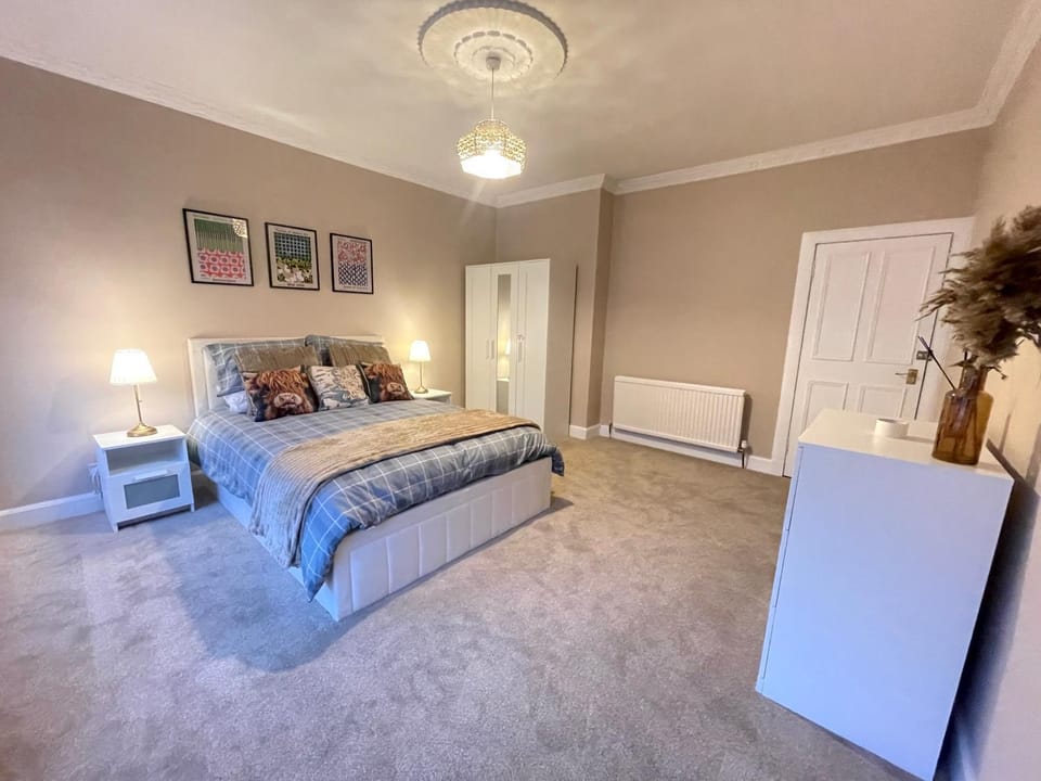 Bed, Photo of the whole room, Bedroom, heating, wardrobe