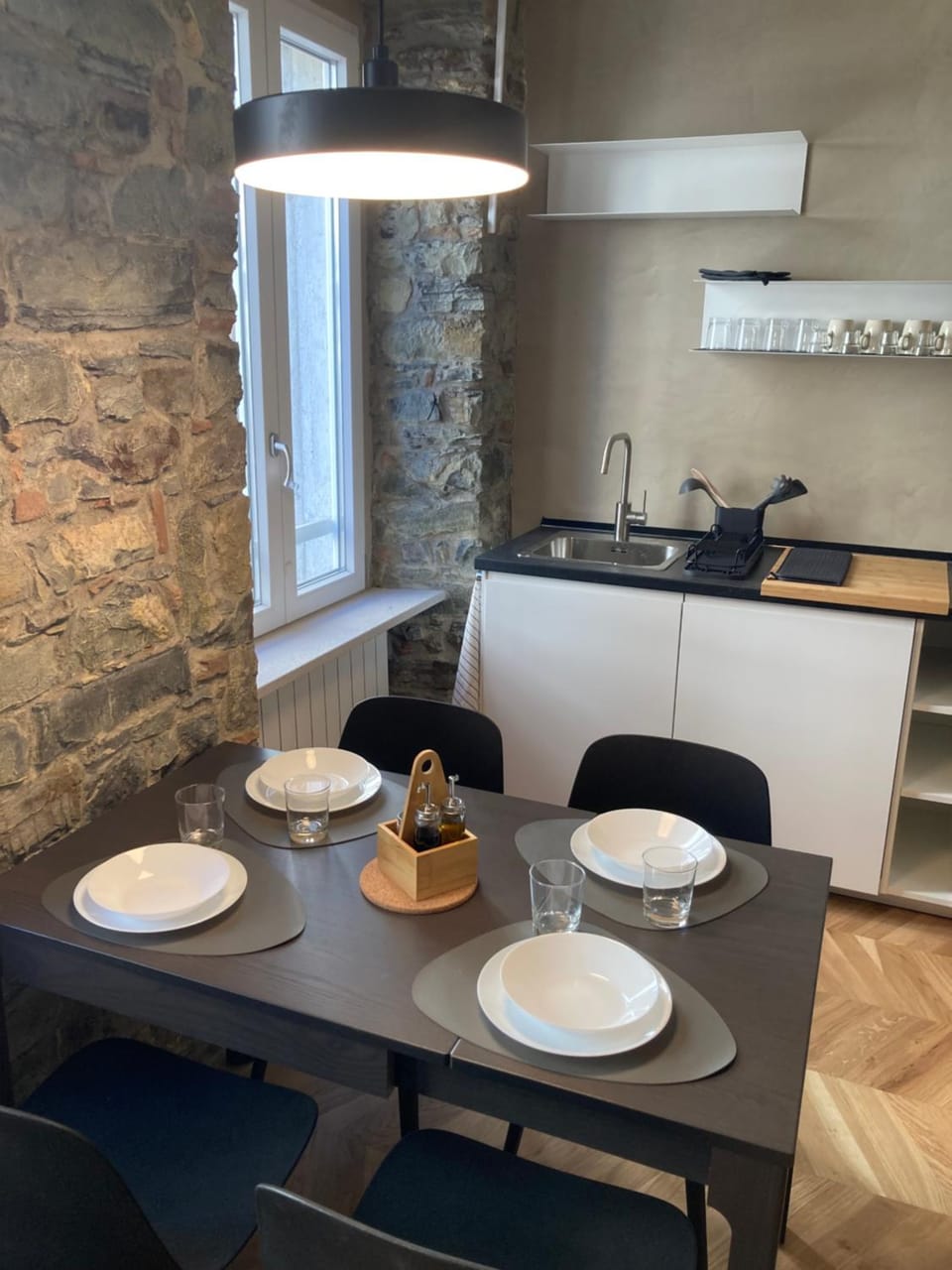 Kitchen or kitchenette, Dining area