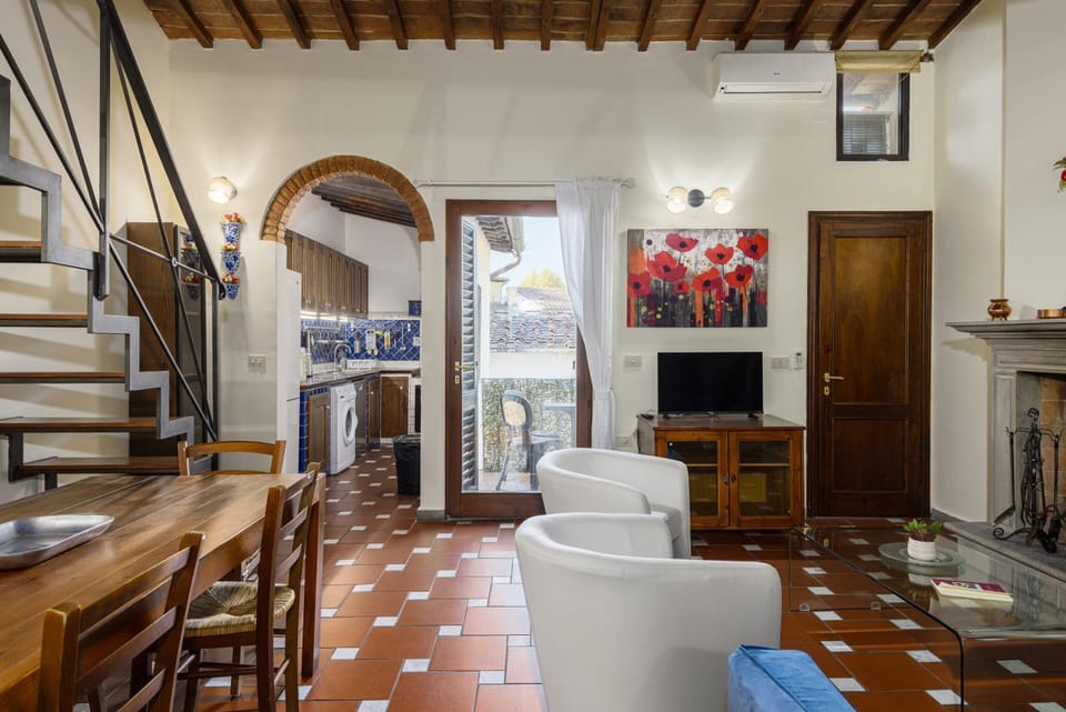 TV and multimedia, Kitchen or kitchenette, Living room, Seating area, Dining area