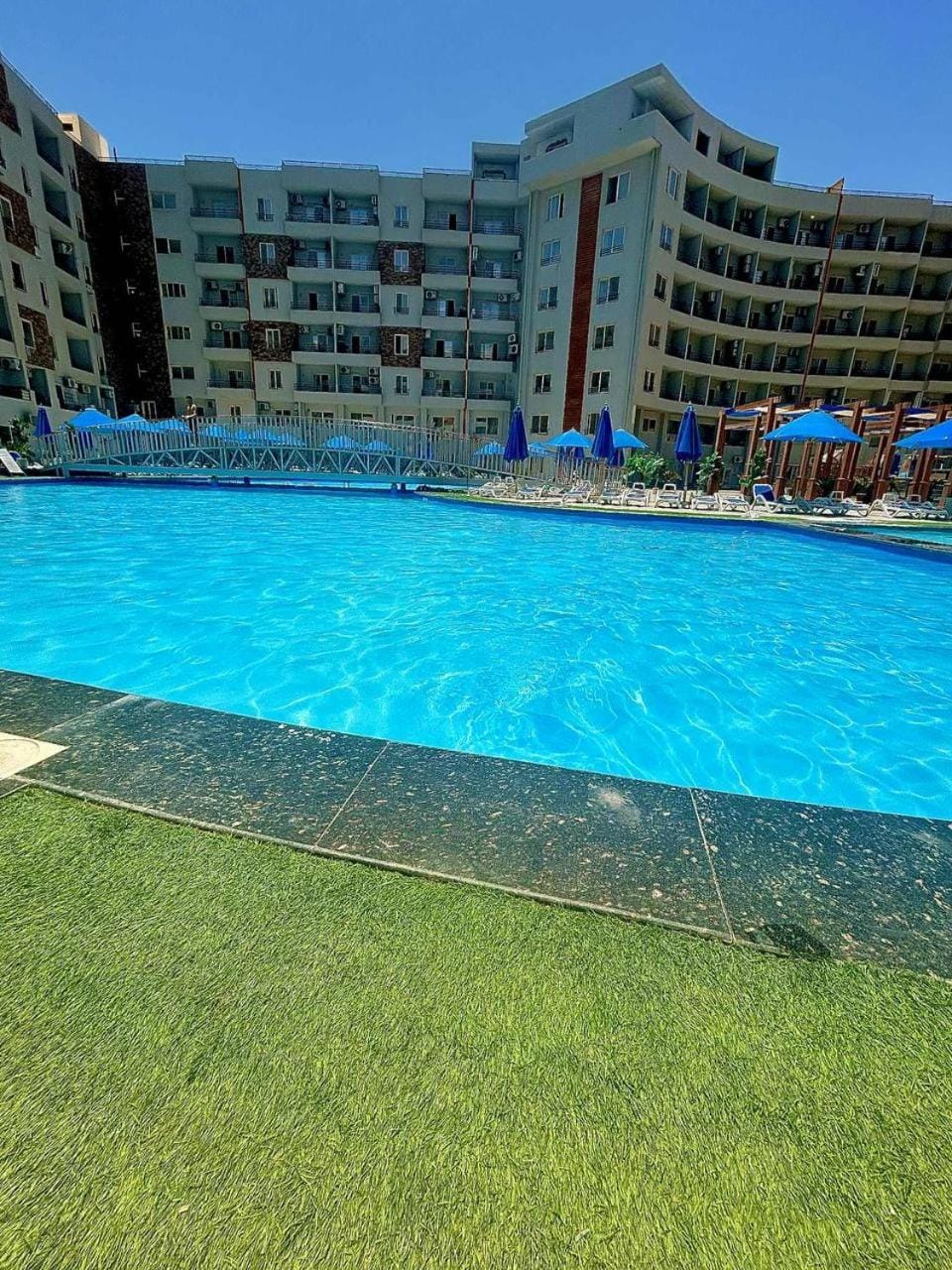 Property building, Swimming pool, sunbed