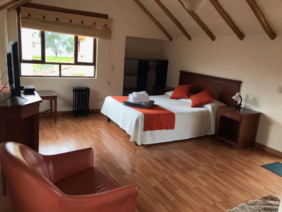 Bed, TV and multimedia, Bedroom