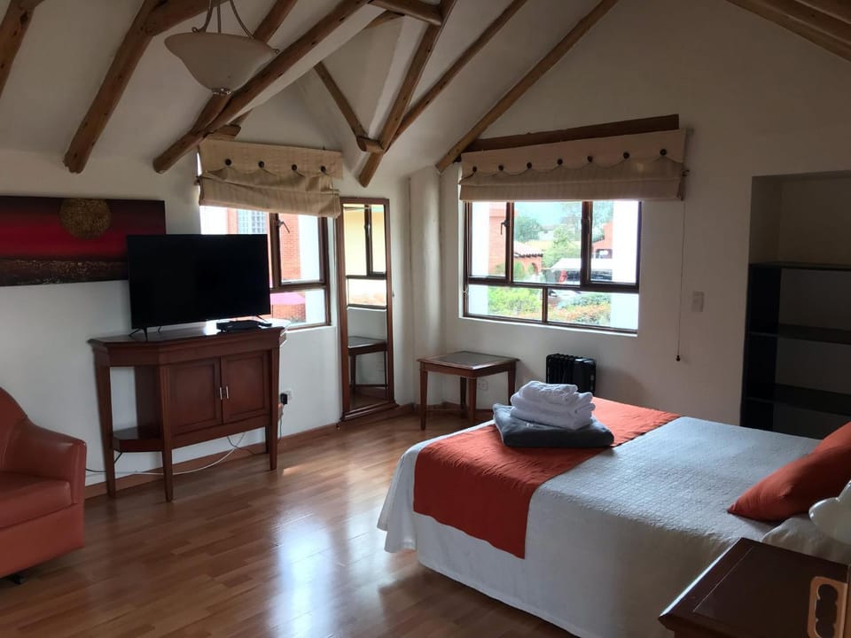 Bed, TV and multimedia, Photo of the whole room, Bedroom