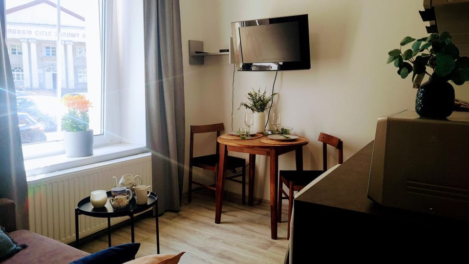 Communal lounge/ TV room, TV and multimedia, Living room, Seating area, Dining area, Evening entertainment