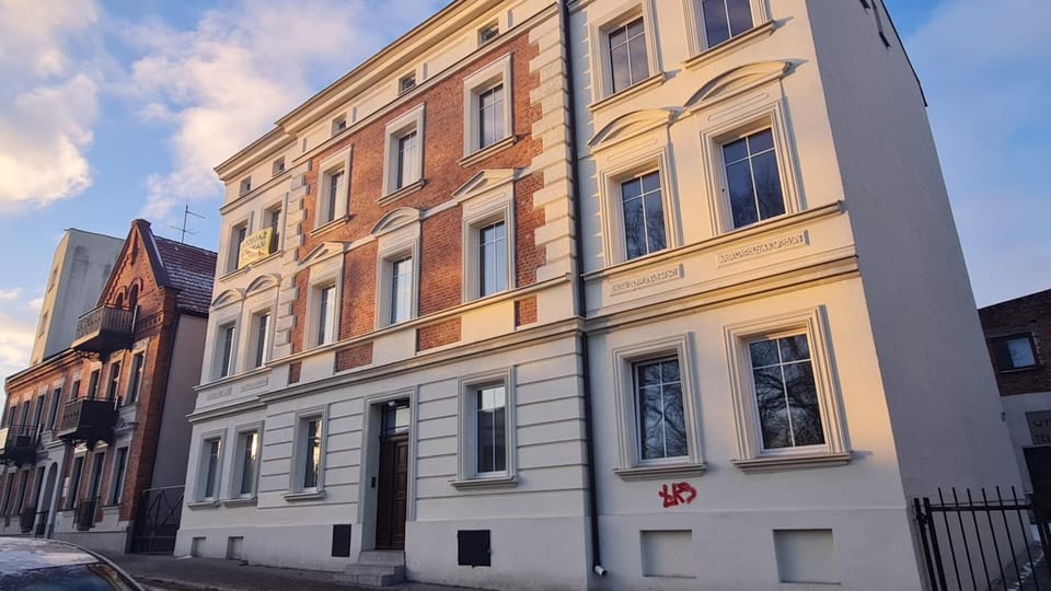 Property building, Day, Neighbourhood