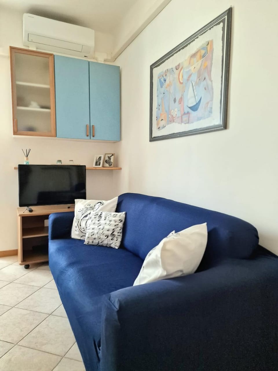 TV and multimedia, Kitchen or kitchenette, Living room, Seating area