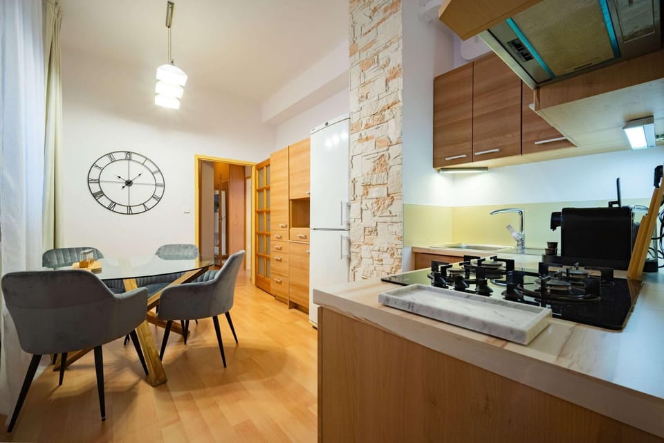Coffee/tea facilities, Kitchen or kitchenette, Seating area, Dining area, stove