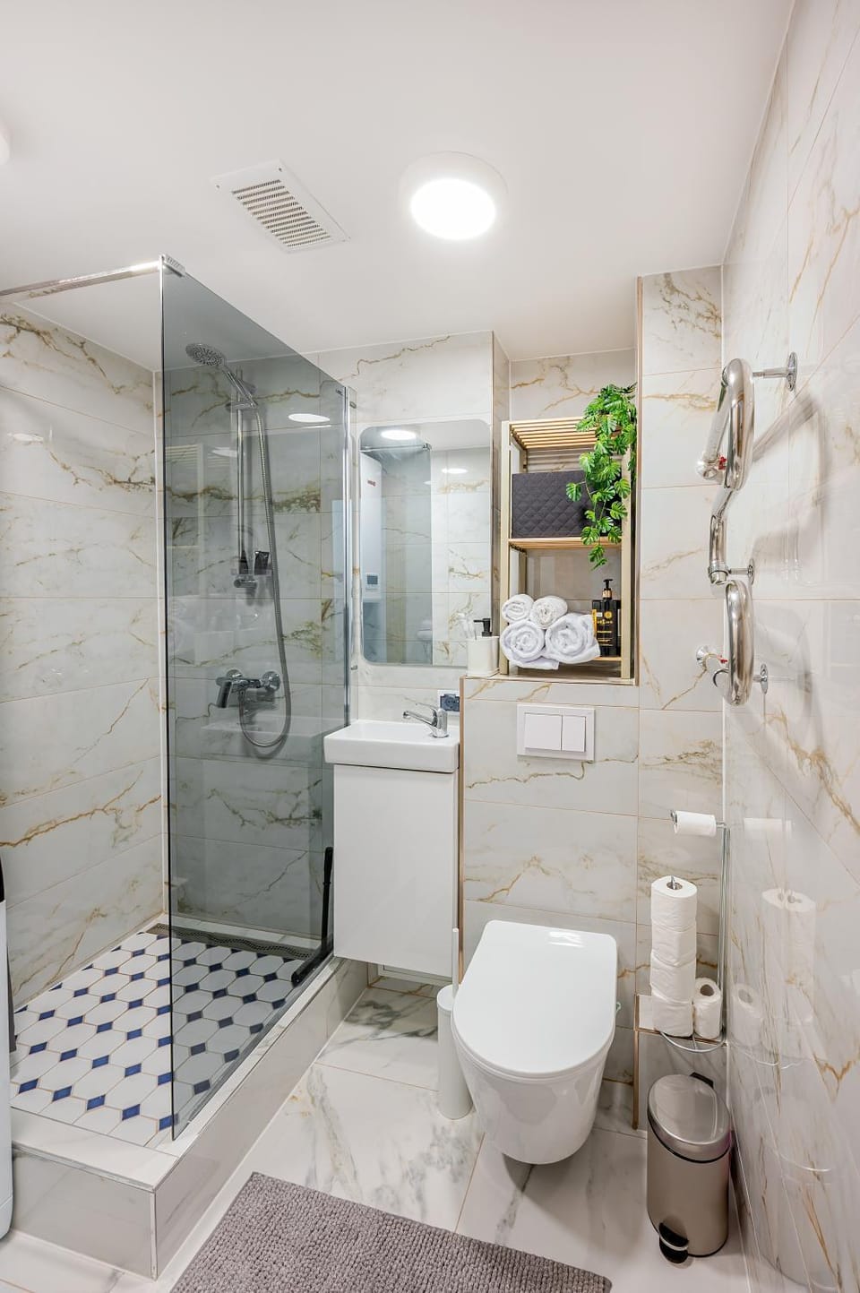 Shower, Toilet, Bathroom, towels