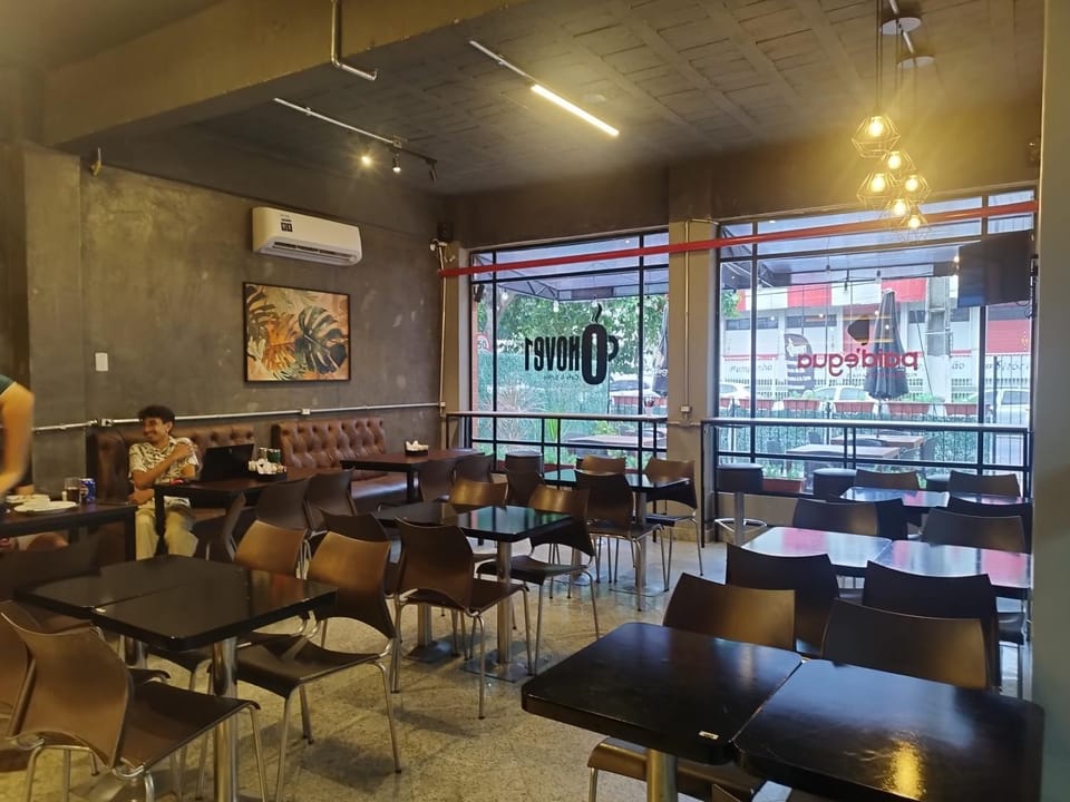 Restaurant/places to eat, Restaurant/places to eat, Banquet/Function facilities, Seating area