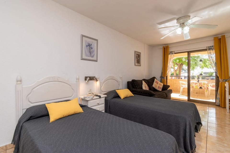 Cosy Studio Apartment Communal Heated Pool Apartment in Los Cristianos