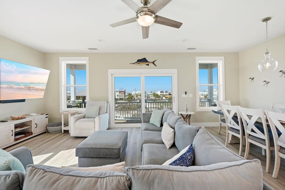 TV and multimedia, View (from property/room), Balcony/Terrace, Living room, Seating area, Dining area, Sea view