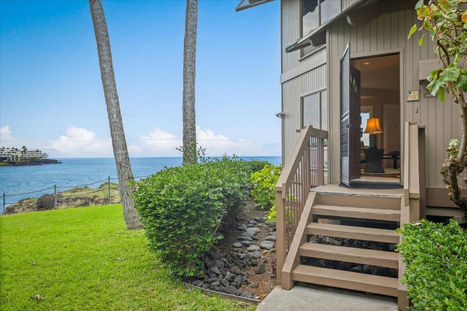 Hale Moana Kai: A stunning 2-bedroom ocean view condo in Kailua Kona. House in South Kona