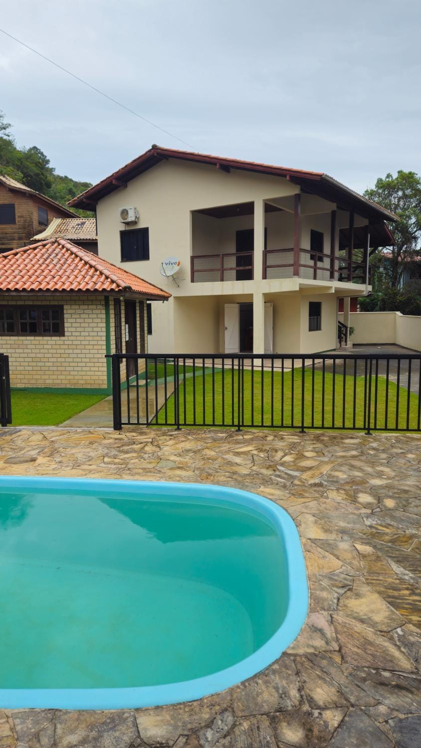 Single-story house with pool and barbecue area House in Garopaba
