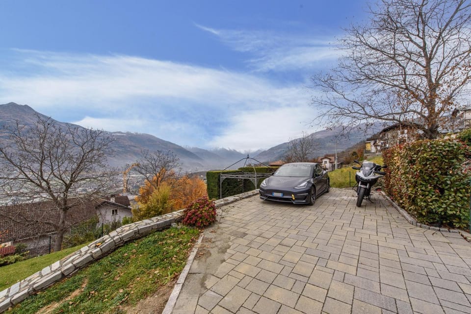 Spring, Day, Neighbourhood, Natural landscape, Mountain view, Parking