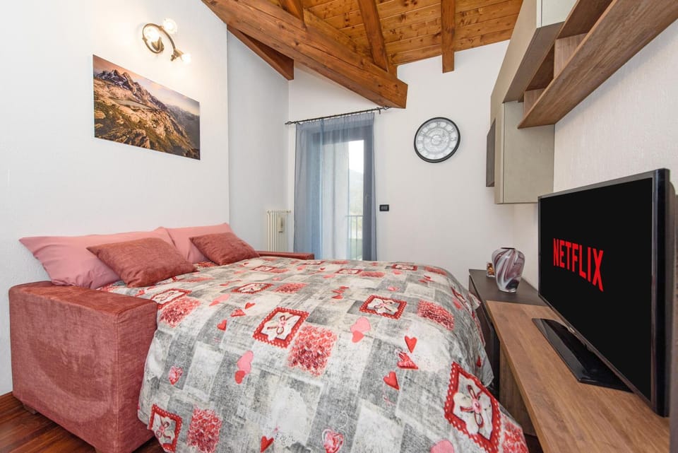 Communal lounge/ TV room, Bed, TV and multimedia, Photo of the whole room, Evening entertainment, Bedroom