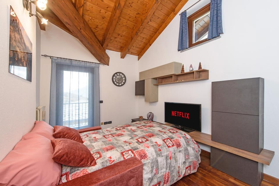 Bed, TV and multimedia, Photo of the whole room, Bedroom