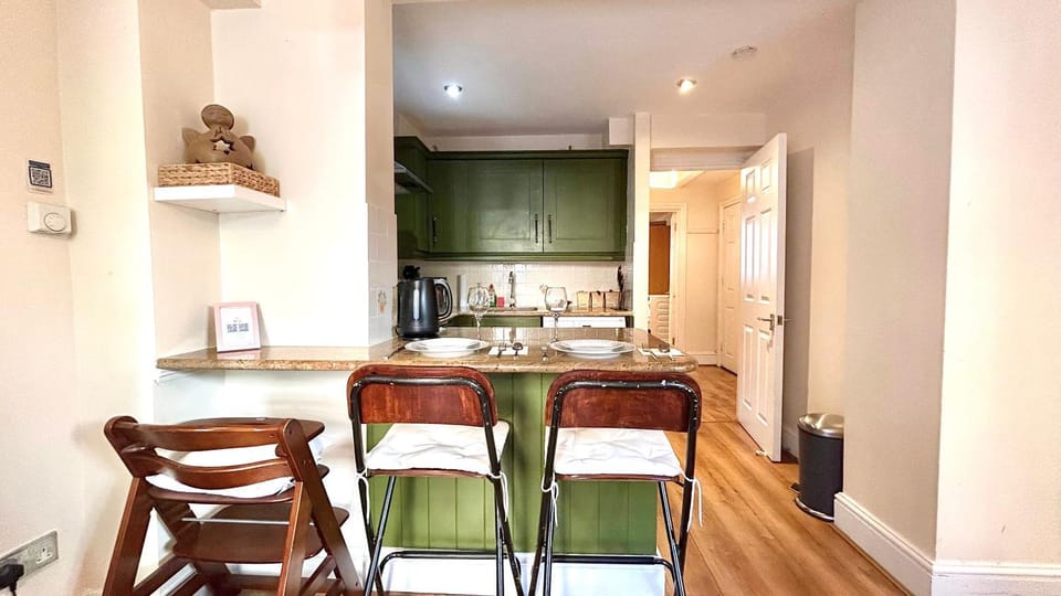 Kitchen or kitchenette, Seating area, Dining area