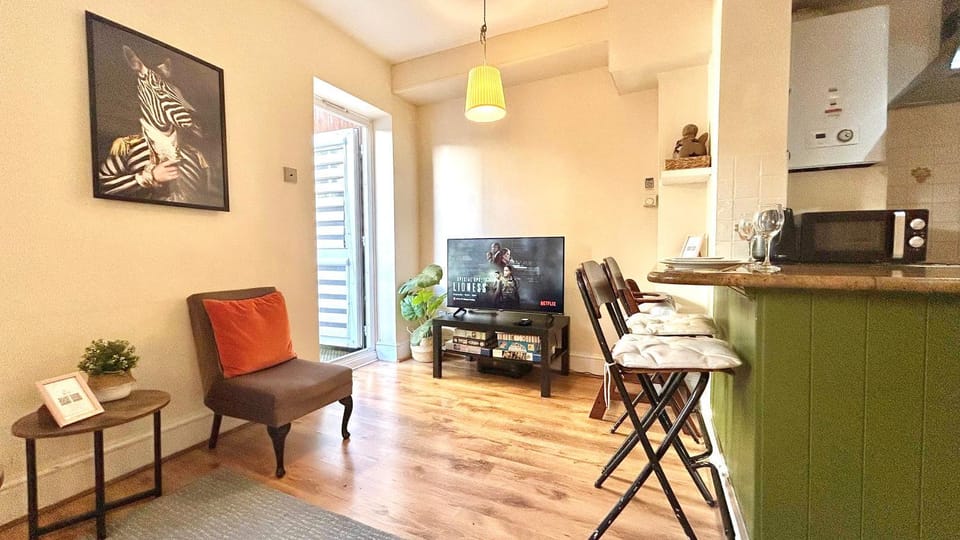Garden, Kitchen or kitchenette, Living room, Decorative detail, Seating area, Dining area, microwave