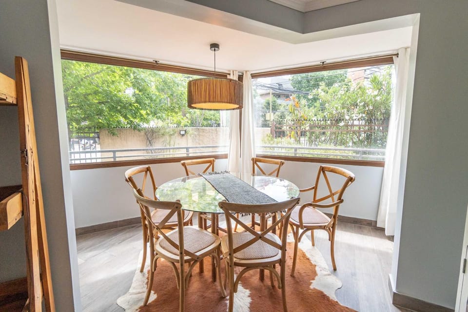 HOM I Amplio Depto en Las Condes con Terraza y Parking Apartment in Las Condes
