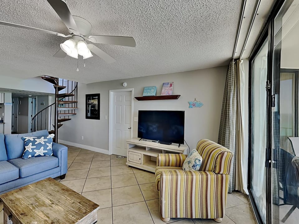 TV and multimedia, Balcony/Terrace, Living room, Seating area, furniture