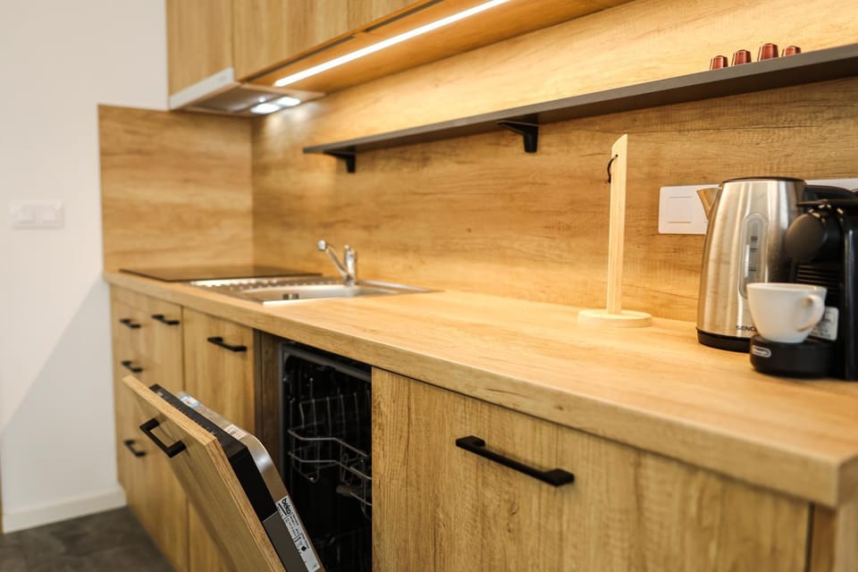 Coffee/tea facilities, Kitchen or kitchenette, stove