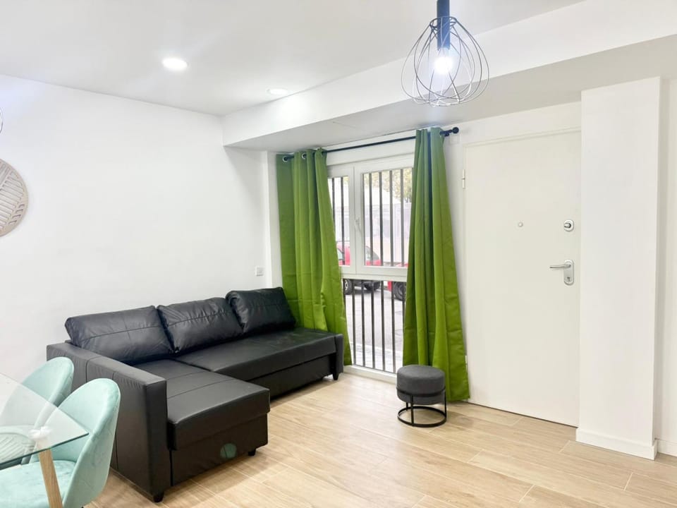Renfe Villaverde Alto 01 AMCH Apartment in Madrid