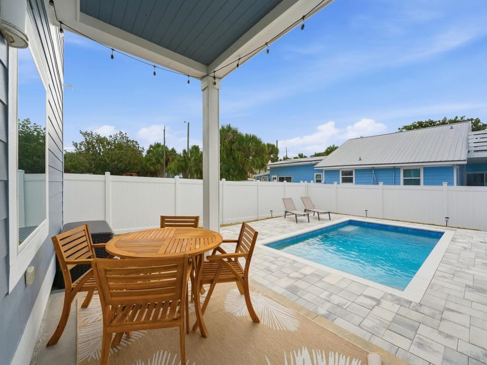 Patio, Seating area, Dining area, Swimming pool