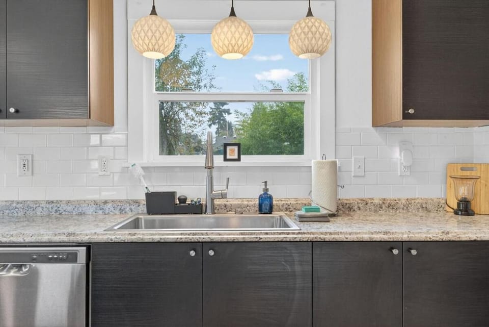 Warm and Inviting 3BR Craftsman with Big Kitchen House in Vancouver