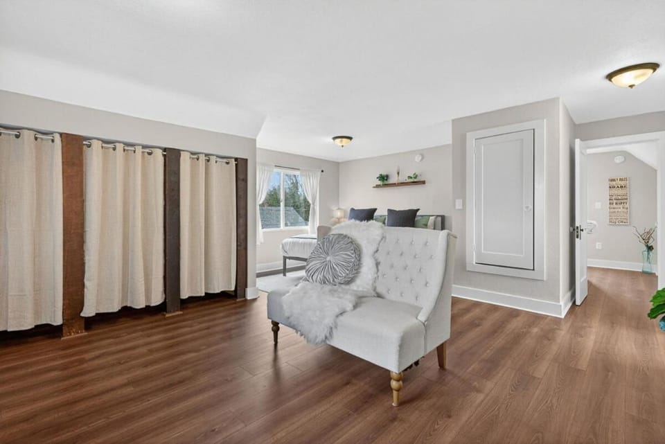 Warm and Inviting 3BR Craftsman with Big Kitchen House in Vancouver