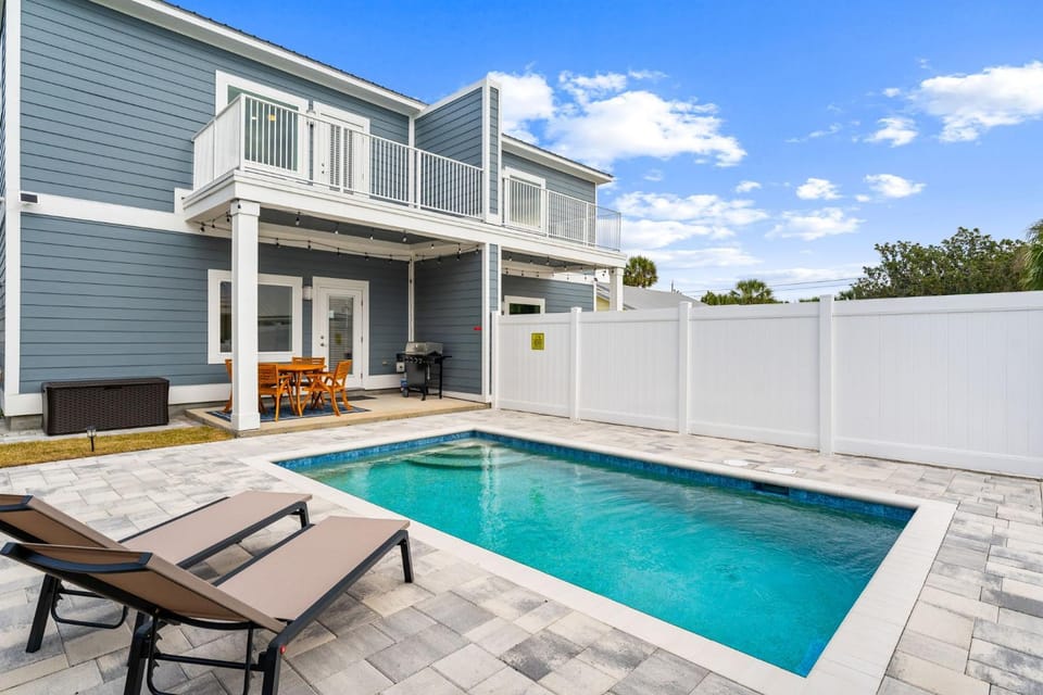 Property building, Patio, BBQ facilities, Balcony/Terrace, Seating area, Dining area, Swimming pool
