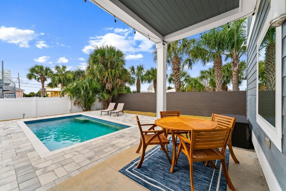 Patio, Balcony/Terrace, Seating area, Dining area, Swimming pool