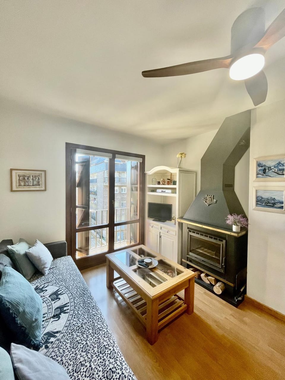 TV and multimedia, Living room, fireplace