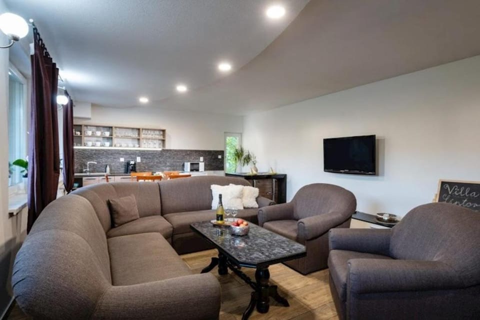 TV and multimedia, Kitchen or kitchenette, Living room, Seating area