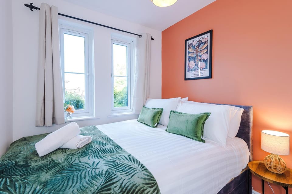 Stunning Home, Perfect for Groups, FREE Parking! House in Chester