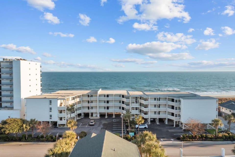 Direct Beach Access. Pets welcome. Oceanfront Condo with Pool - Stunning Views House in North Myrtle Beach