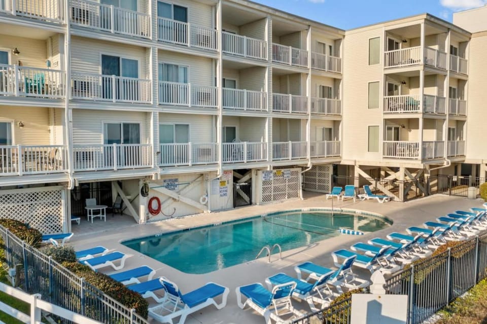Direct Beach Access. Pets welcome. Oceanfront Condo with Pool - Stunning Views House in North Myrtle Beach