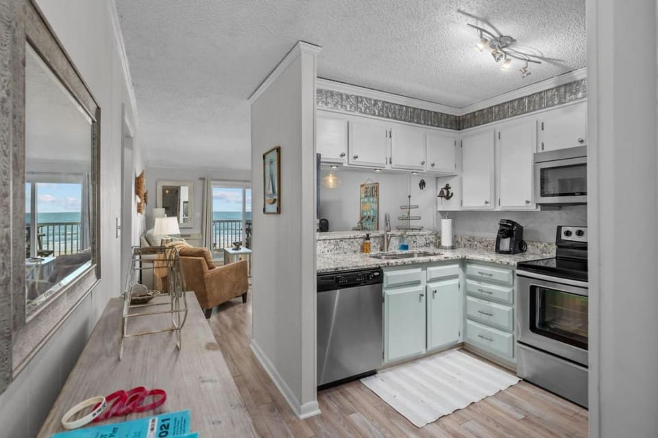 Direct Beach Access. Pets welcome. Oceanfront Condo with Pool - Stunning Views House in North Myrtle Beach