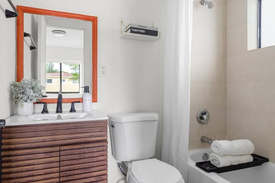 Unit 1 Cozy 1BR Apt with Parking Apartment in Miami Shores