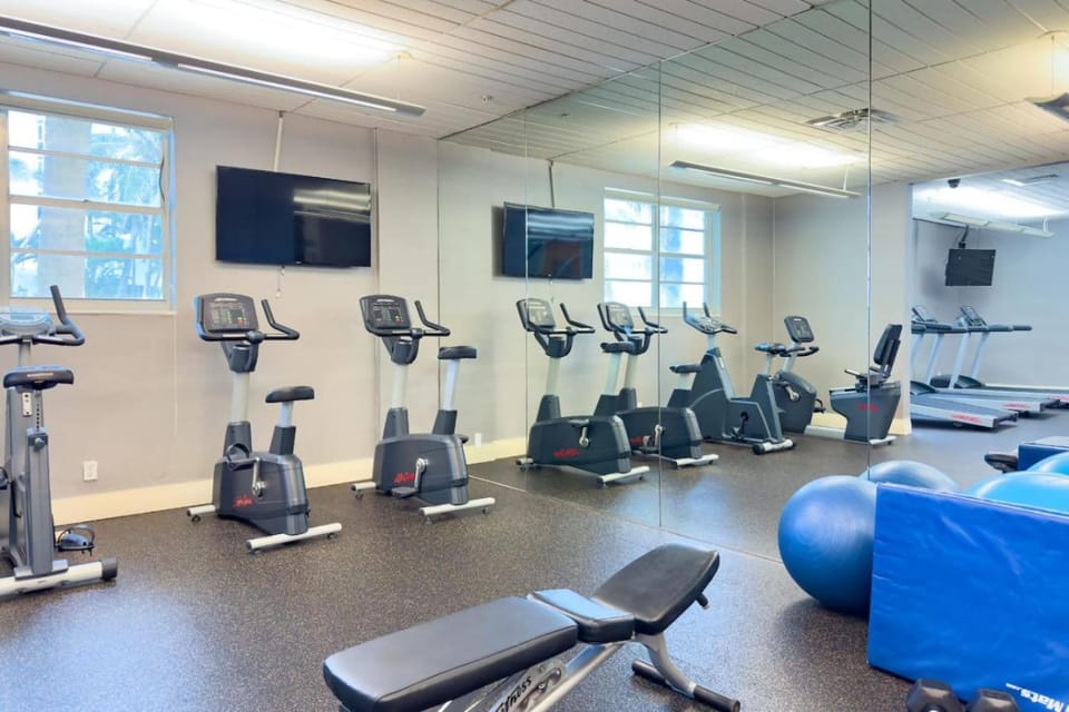 Hollywood 1 BR Apt w Gym and Pool near the Beach Apartment in Hollywood Beach
