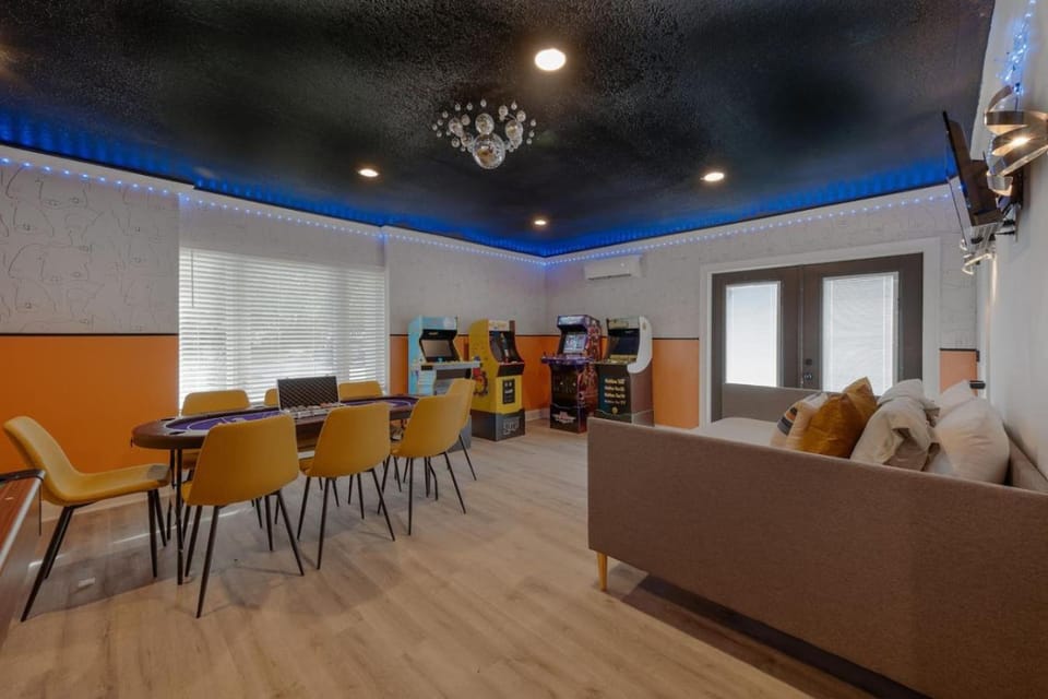 Entire Home with Pool, Ping Pong Table and Arcade games House in Poinciana