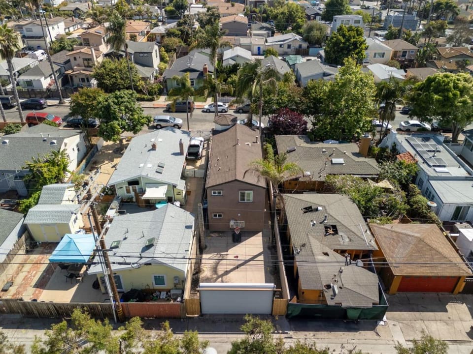 Walk to Ocean Beach with 3BR plus Parking and Games House in Ocean Beach