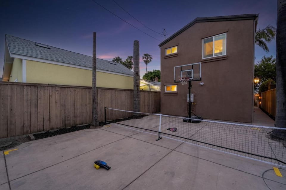 Walk to Ocean Beach with 3BR plus Parking and Games House in Ocean Beach
